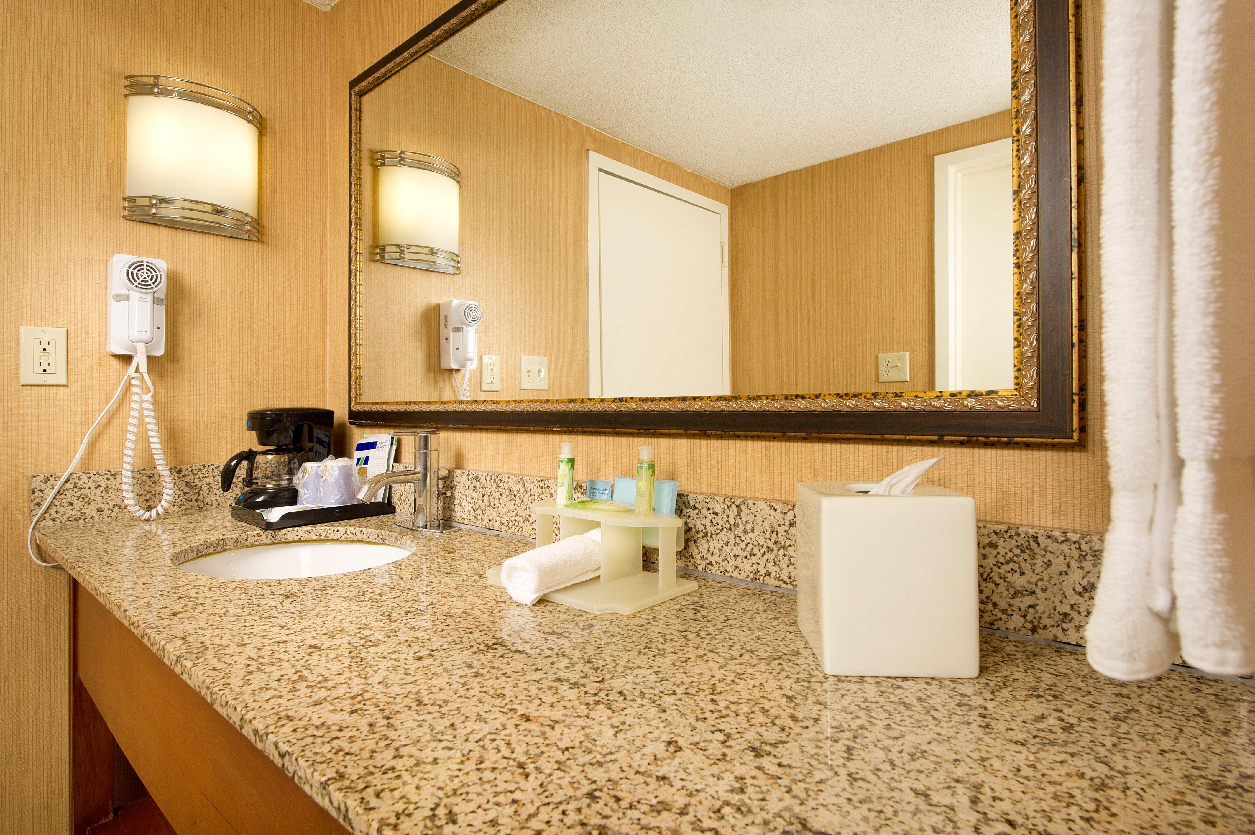 Holiday Inn Express Fairfax-Arlington Boulevard By Ihg מראה חיצוני תמונה