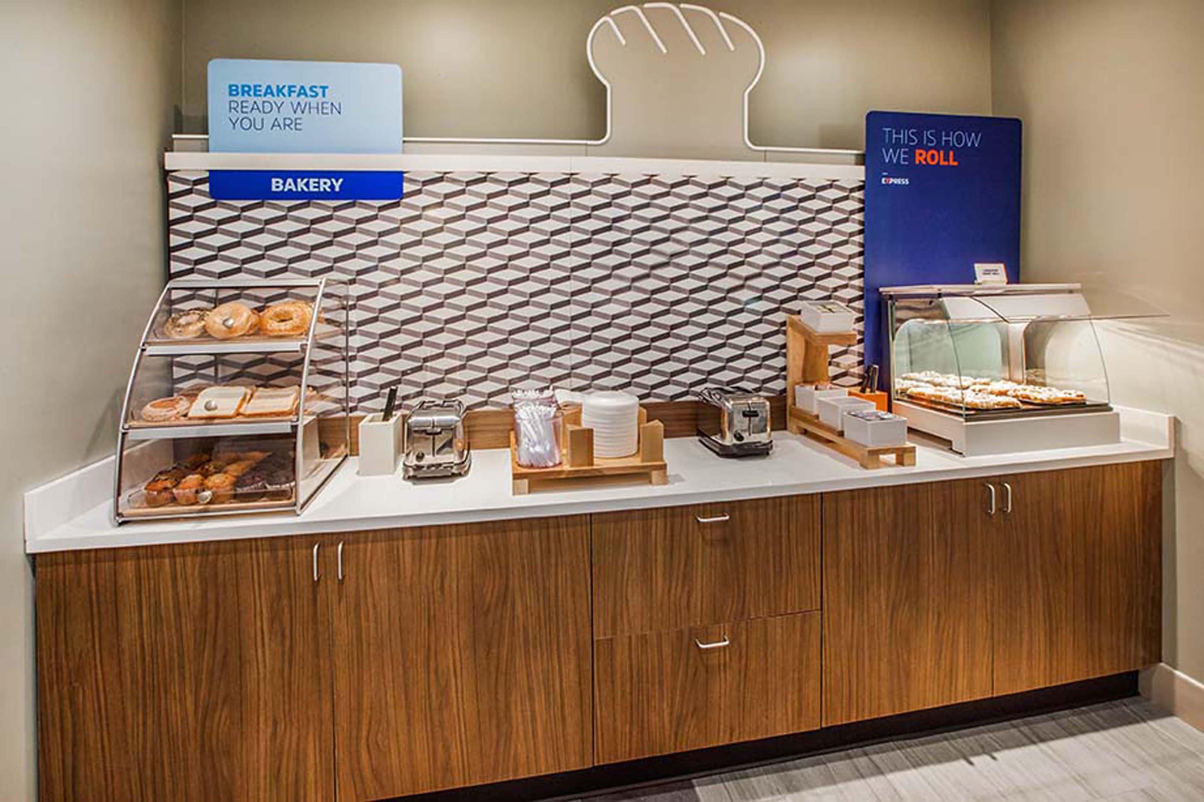 Holiday Inn Express Fairfax-Arlington Boulevard By Ihg מראה חיצוני תמונה