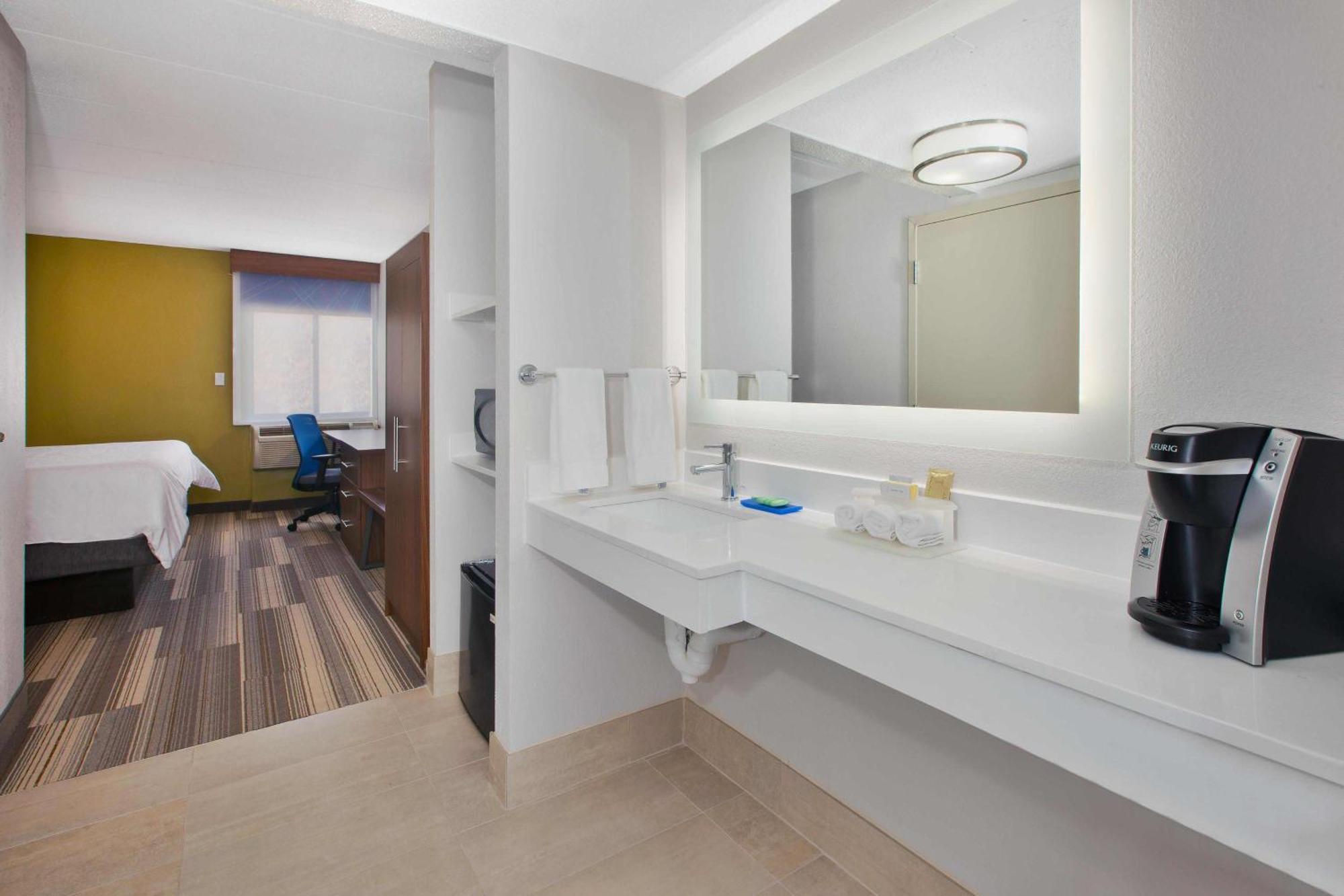 Holiday Inn Express Fairfax-Arlington Boulevard By Ihg מראה חיצוני תמונה