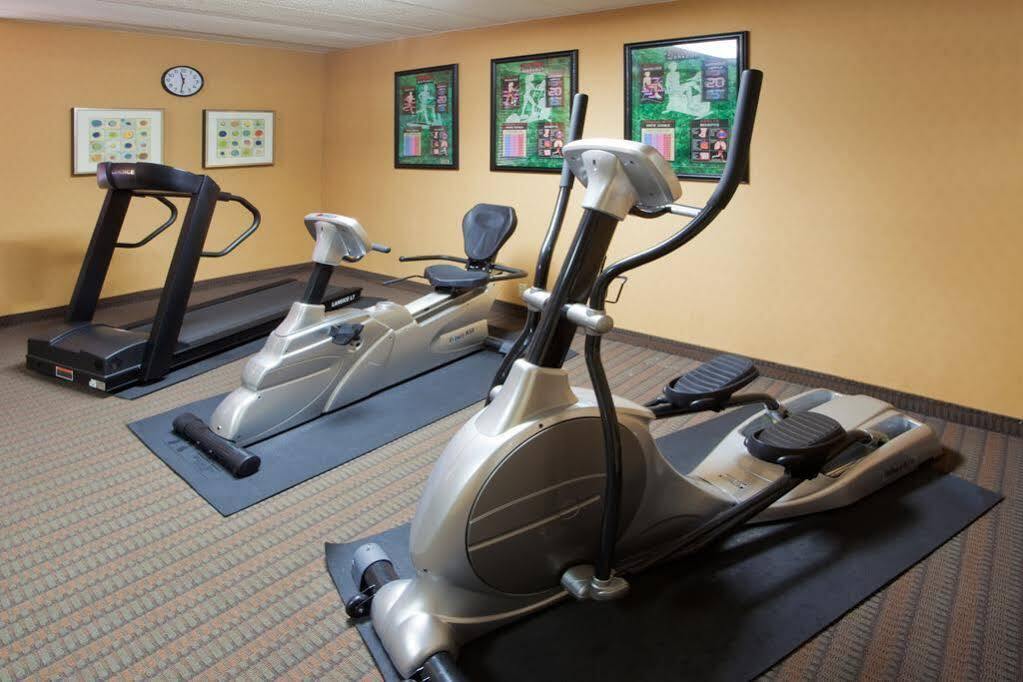 Holiday Inn Express Fairfax-Arlington Boulevard By Ihg מראה חיצוני תמונה